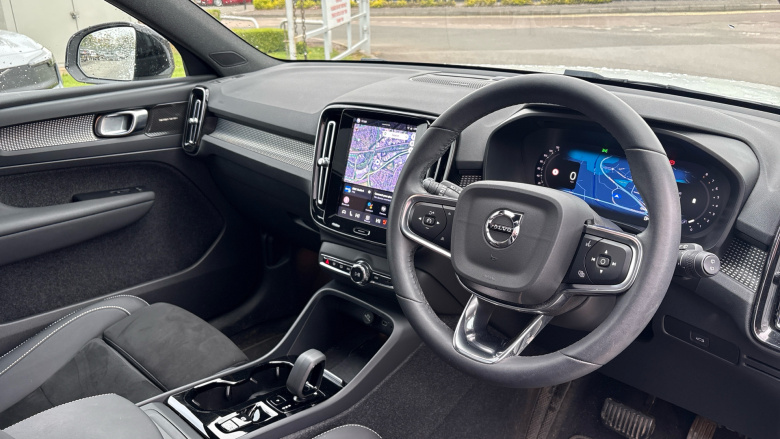 Volvo XC40 2.0 B4P Ultimate Dark 5dr Auto Petrol Estate